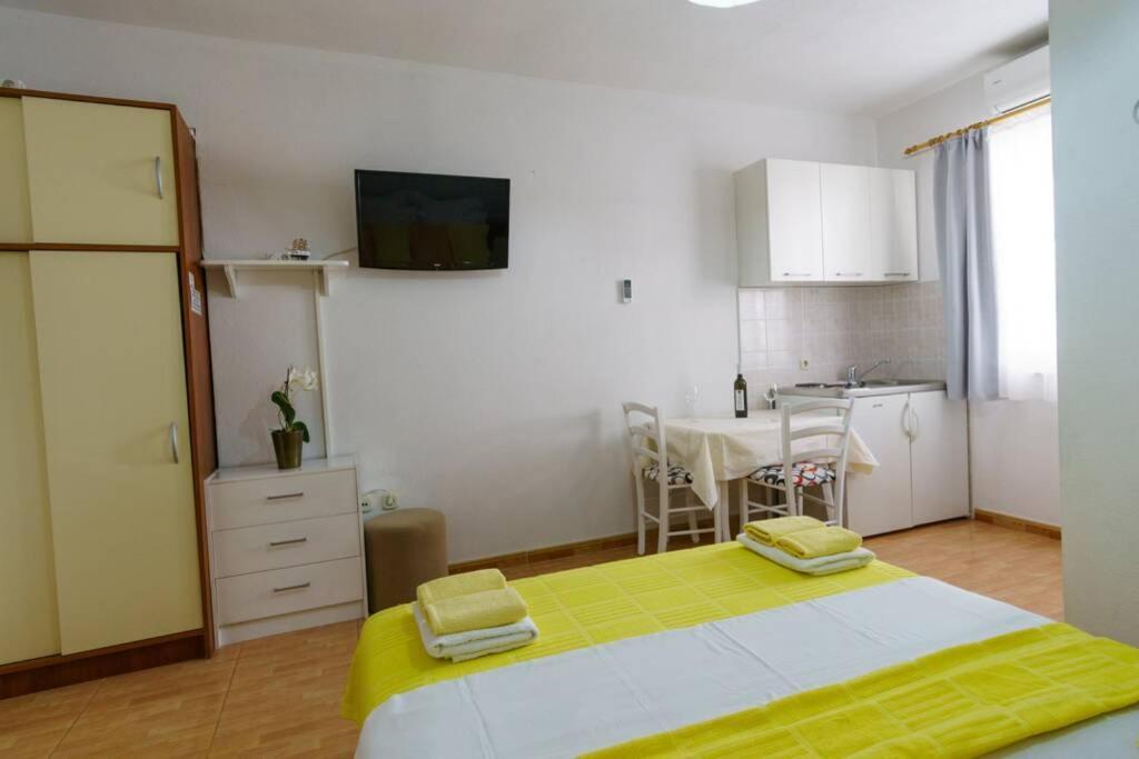 Lovely Studio Apartment For 2 Free Private Parking Макарска Екстериор снимка